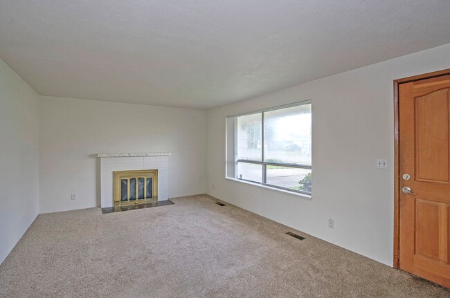 Photo - Spacious 4-Bedroom Home with Large Yard, Covered Patio & Garage in Lakewood