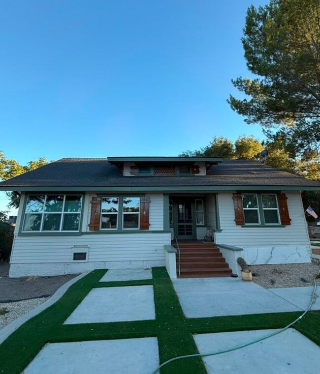Building Photo - 2 bedroom 2 bath home close to downtown