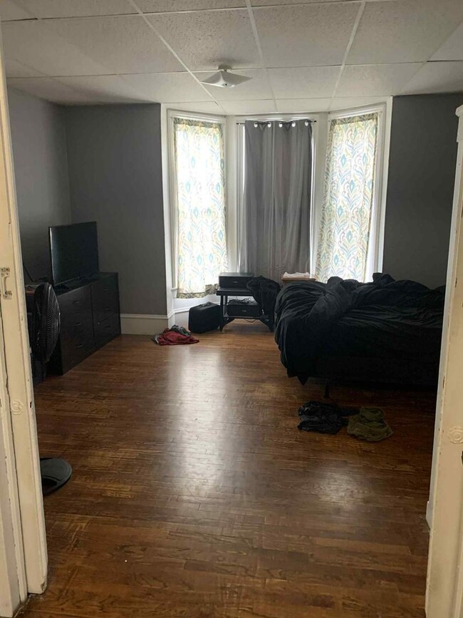 Building Photo - 122 S 4th St Unit Lower Rental