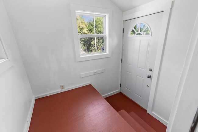 Foyer - 416 W Main St Unit 1/2