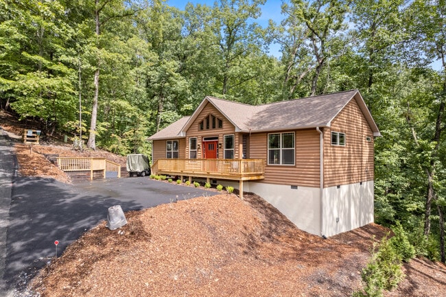 Parking for 3 - 131 Pier Point Dr House