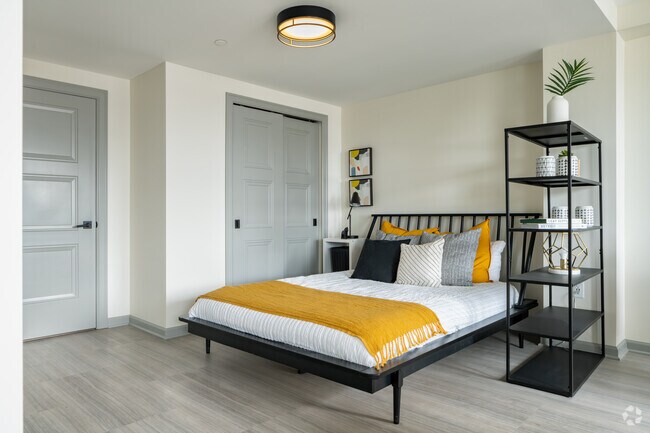 Studio - Mahogony - 595 SF