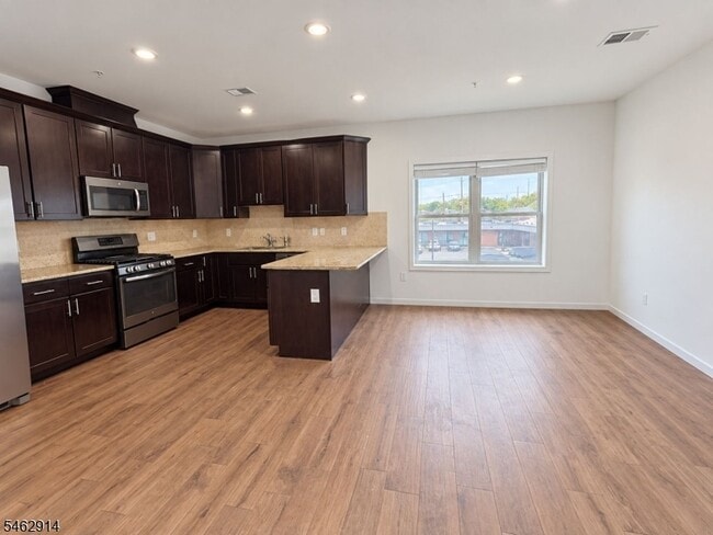 1317 North Ave Unit 204