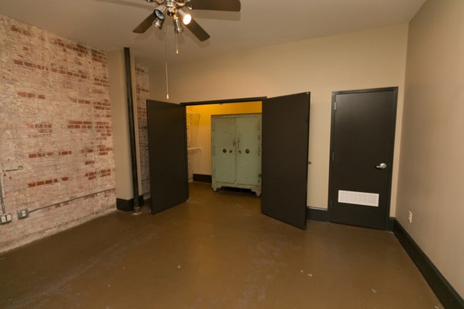 Photo - 22 Monroe Foshee