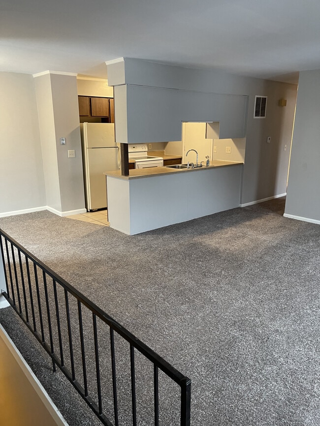 Building Photo - 4465 W Milham Ave Unit 4