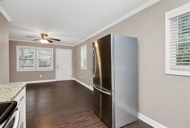 Photo - Adorable Modern 2 Bedroom Duplex!