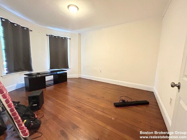 Photo - 692 Columbia Rd