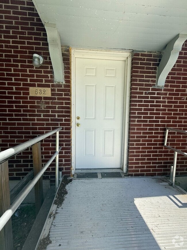 Building Photo - Spacious 2 Bed / 1 Bath Quadplex Near Down... Rental
