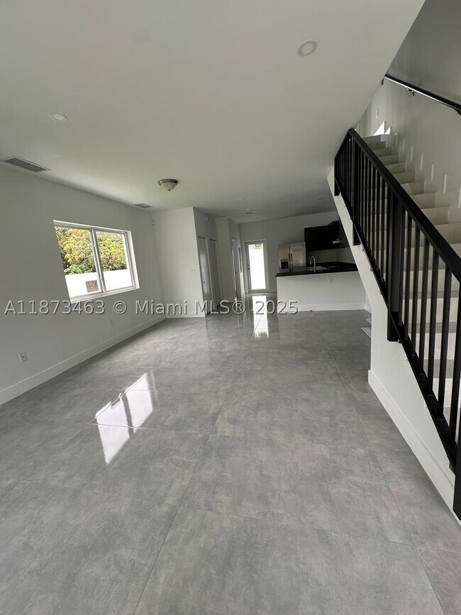 Building Photo - 723 NW 19th St Unit A