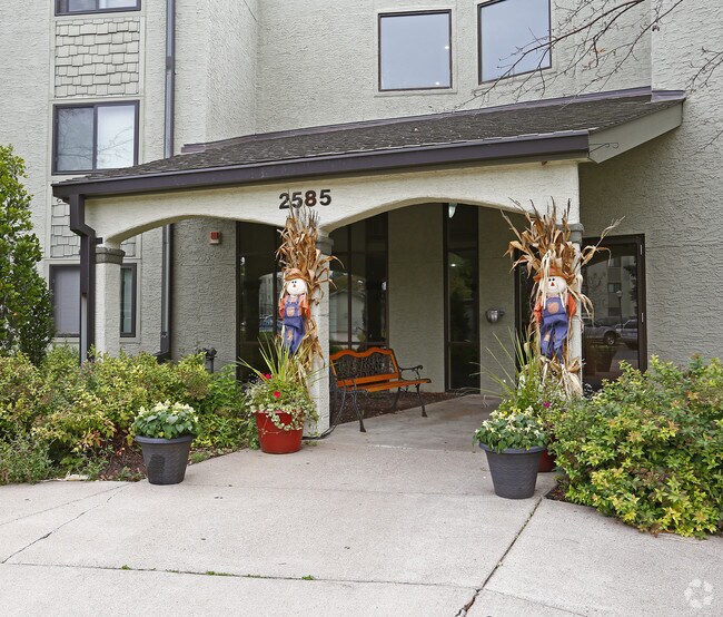 Pondview Apartments For Rent in Maplewood, MN