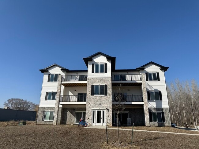 Photo - 605 E 1st St