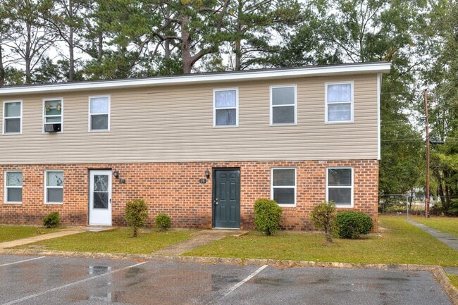 Building Photo - Newly Renovated 5 Bedroom Unit Apt. 28