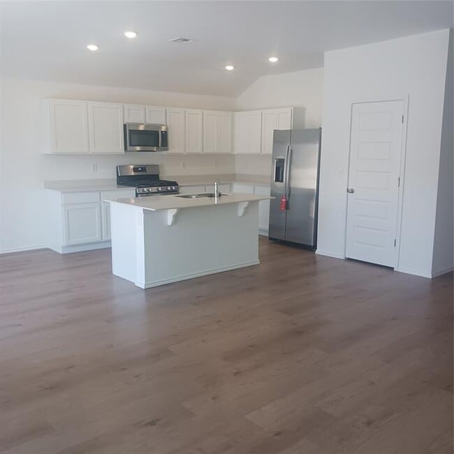 Photo - 1917 Black Poplar Wy