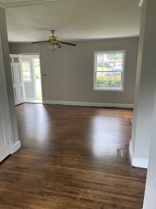 Photo - 829 Everett Pl