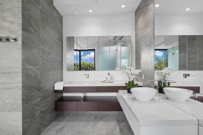 Photo - 521 Holiday Dr