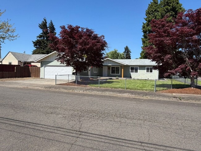 Building Photo - Beautiful 2 Bedroom on a Large Corner Lot!