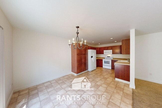Building Photo - Modern Open-Concept Home with Fenced Backy...