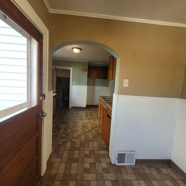 Single Family Home 3 beds 1 bath Available... House Rental in