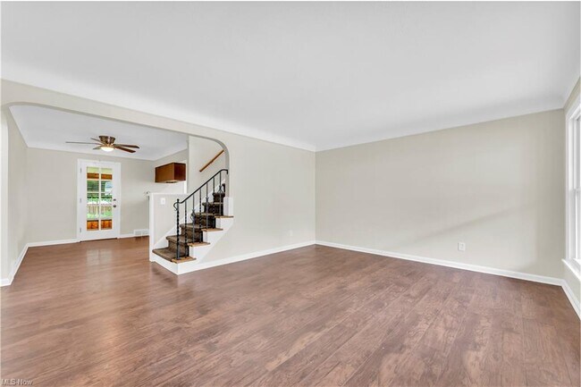 Photo - 416 E 255th St