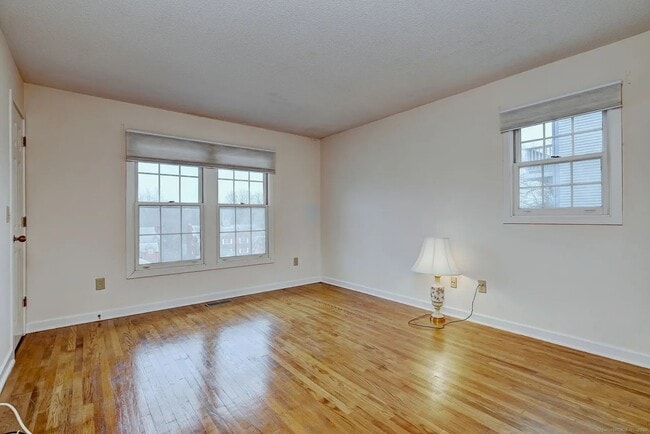 Building Photo - 194 Glengarry Rd Unit 194 Glengarry Road