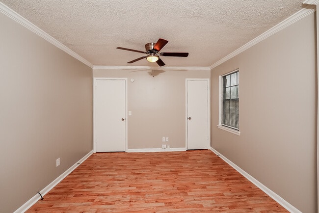 Photo - 356 Lakeshore Cir