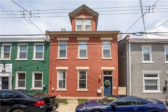 Building Photo - Stunning South Side 3BR - Skyline Views, Master Suite & Finished 3rd Floor