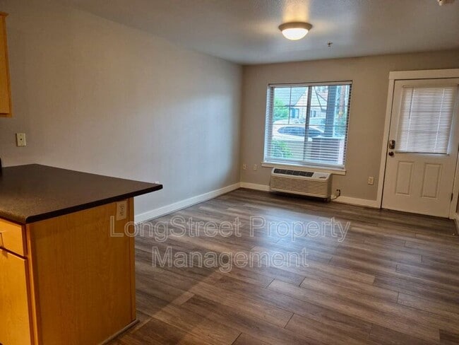 Photo - 9837 NE Irving St Unidad 305