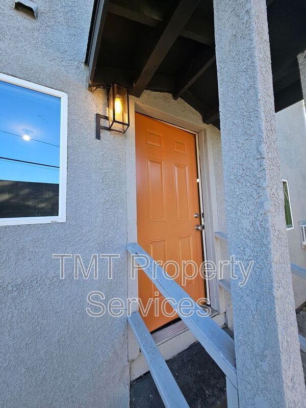 Photo - 1647 E 6th St