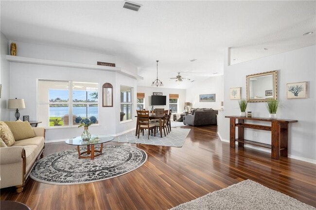 Photo - 935 Southlakes Way SW