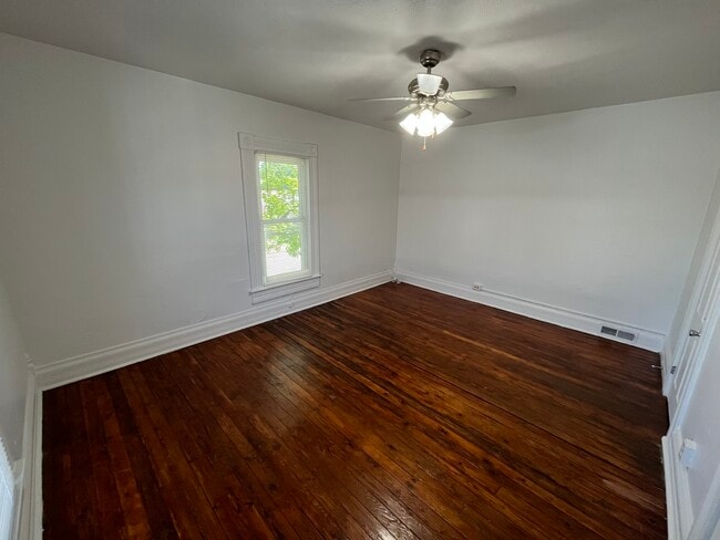 Photo - 921 W 9th St