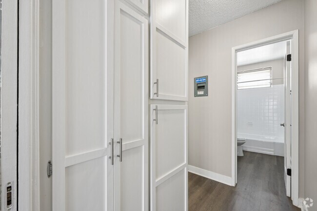 1BR, 1BA - 860SF - Closet