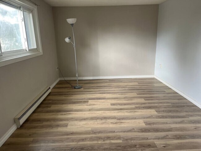 Photo - 162 Jansen Av