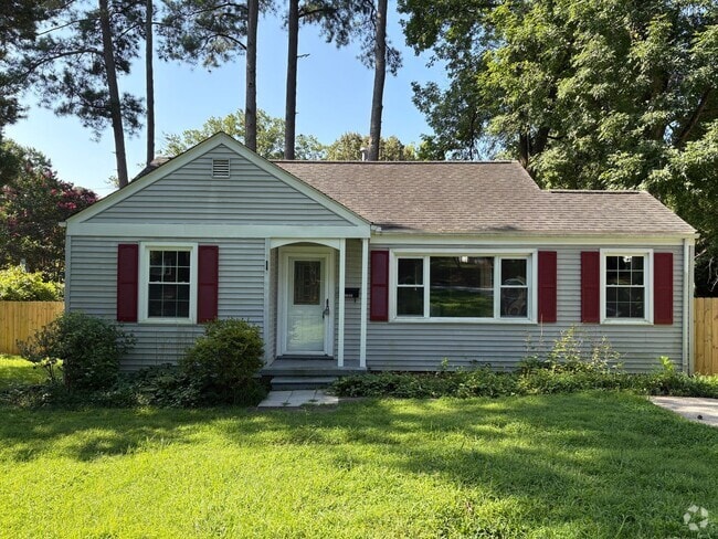 Building Photo - 2 Bedroom, 1 Bathroom House in Greensboro!