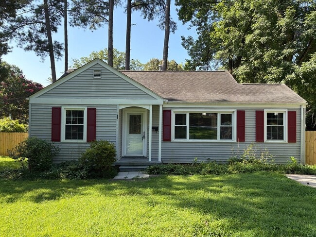 Building Photo - 2 Bedroom, 1 Bathroom House in Greensboro!