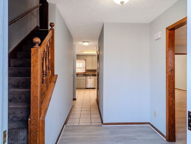 Photo - 1479 Millstream Trail NW