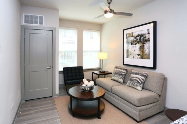 Photo - 700 E Algonquin Rd