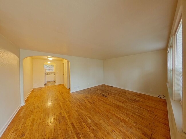 Building Photo - Glacier Tri-Plex Unit 490 East 14th Ave