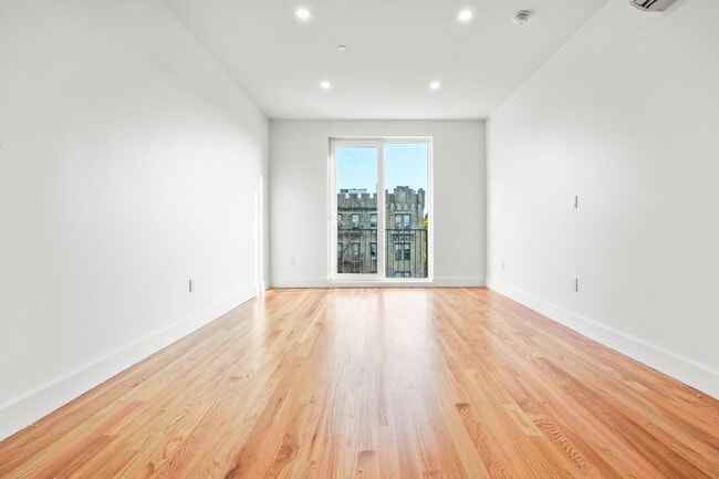 Photo - 271 E 28th St