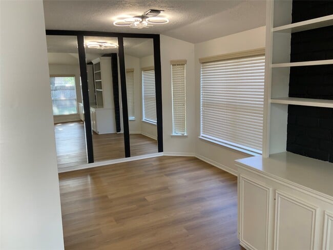 Photo - 6218 Crakston St