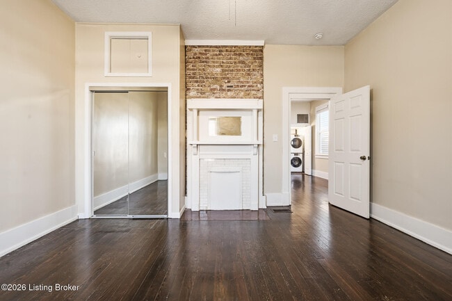 Photo - 813 Swan St