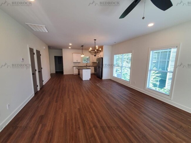 Photo - 617 Wellingburg Rd SE