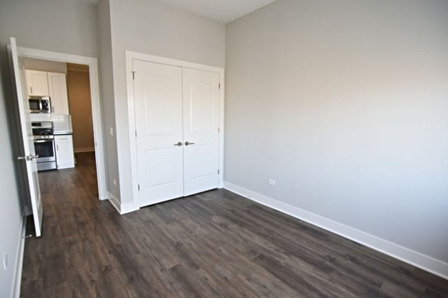 Photo - 947 W Irving Park Rd