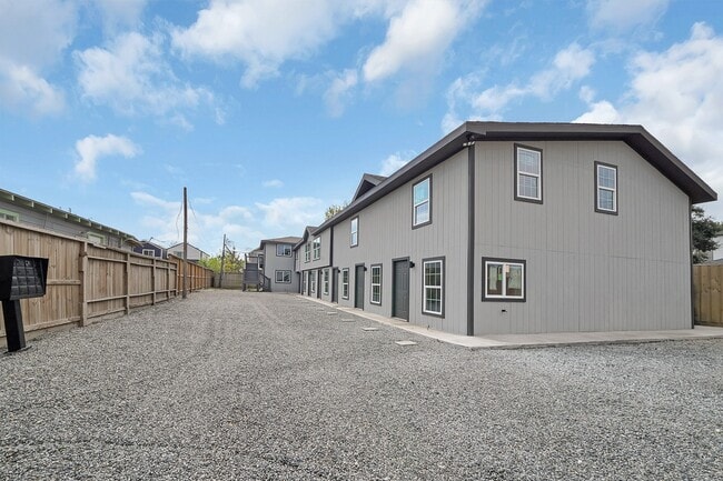 Photo - 418 E 36th St