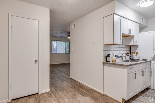 2BR, 1BA - 850SF