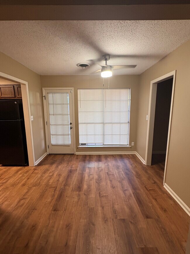 Photo - 5852 Roxboro Dr