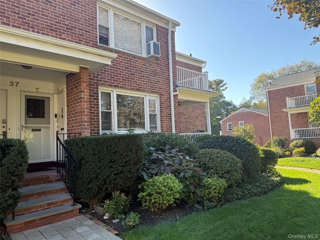 Building Photo - 37 Carpenter Ave Unit 37 D