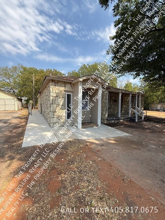 1305 W Ash Ave
