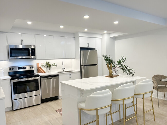 Photo - 5220 Lakeshore