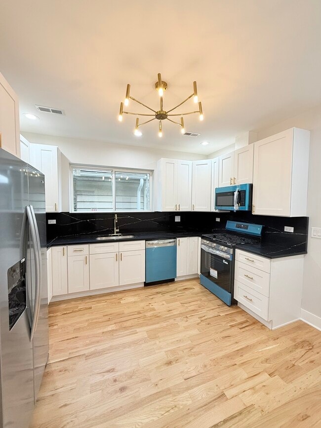 Cocina R - 7718 S Bishop St Unidad 2