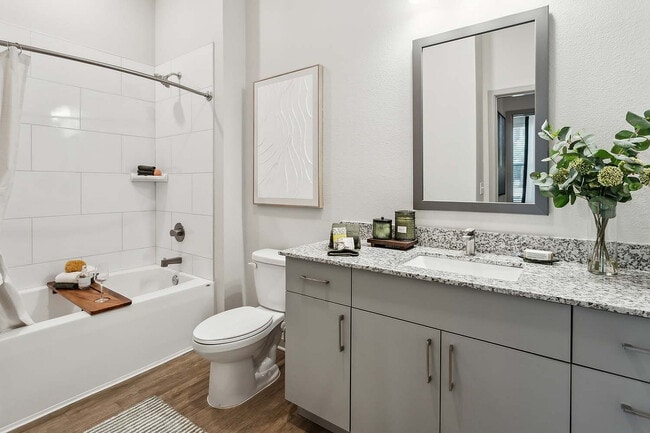 Disfrute de este elegante oasis de baño, diseñado para la relajación y el estilo.